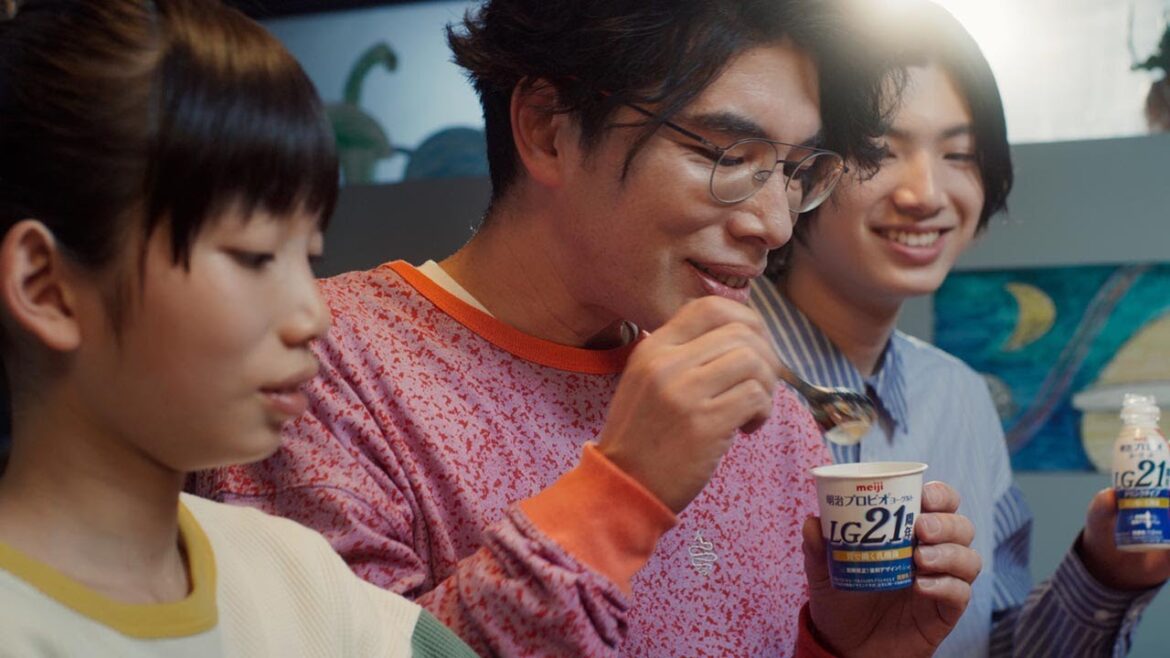 片桐仁、CMで長男&次男と親子共演 自然体で仲むつまじく 「明治プロビオヨーグルトLG21」新CM「21年、どんな日も」編 片桐仁、CMで長男&次男と親子共演 自然体で仲むつまじく 「明治プロビオヨーグルトLG21」新CM「21年、どんな日も」編