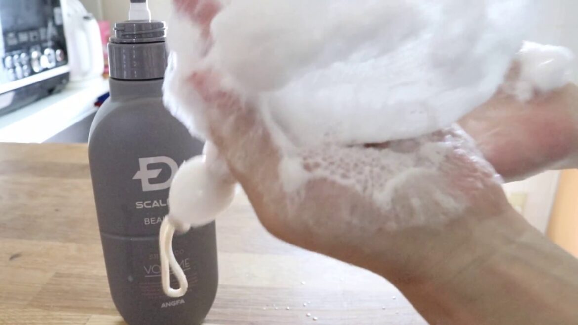 スカルプDボーテのシャンプーを泡立てネットで泡立てる