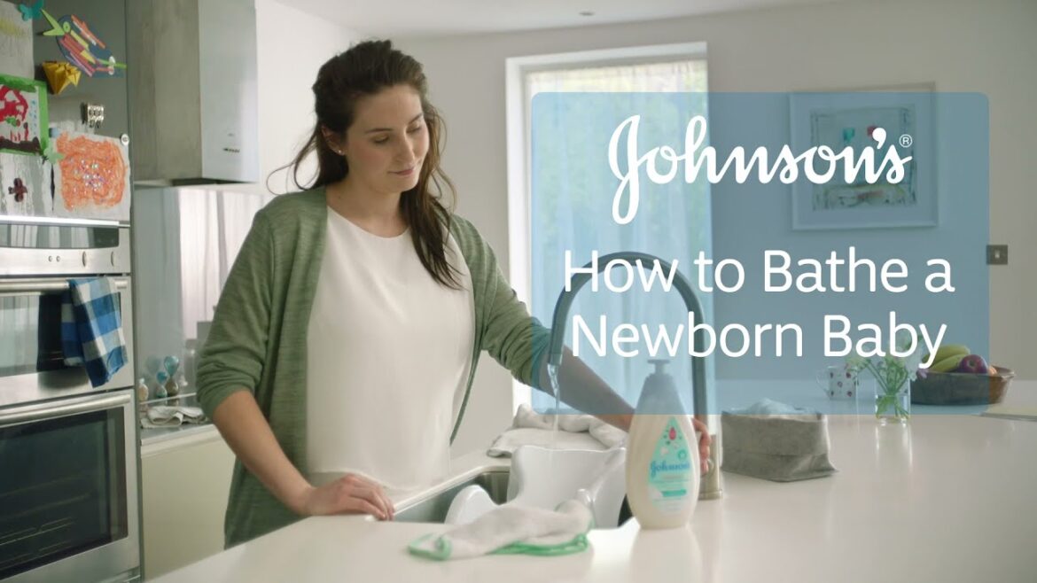 生まれたばかりの赤ちゃんの入浴方法| Johnson's®CottonTouch®を使用