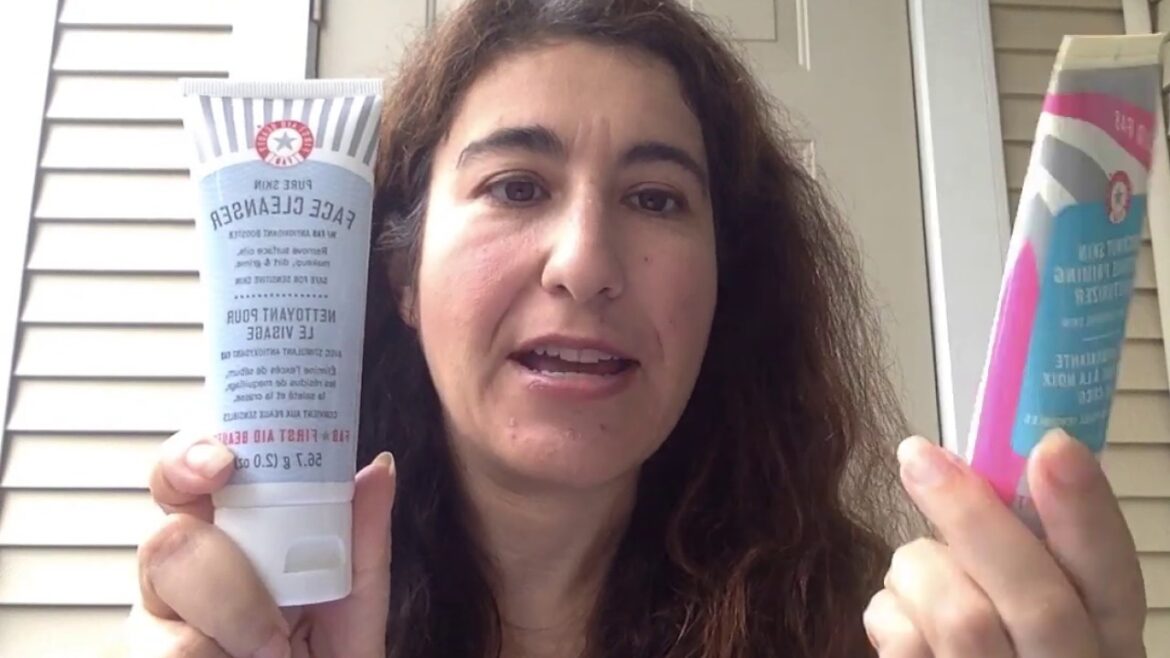 First Aid Beauty Review : Cleanser, Coconut Priming Moisturizer, Ultra Repair Cream