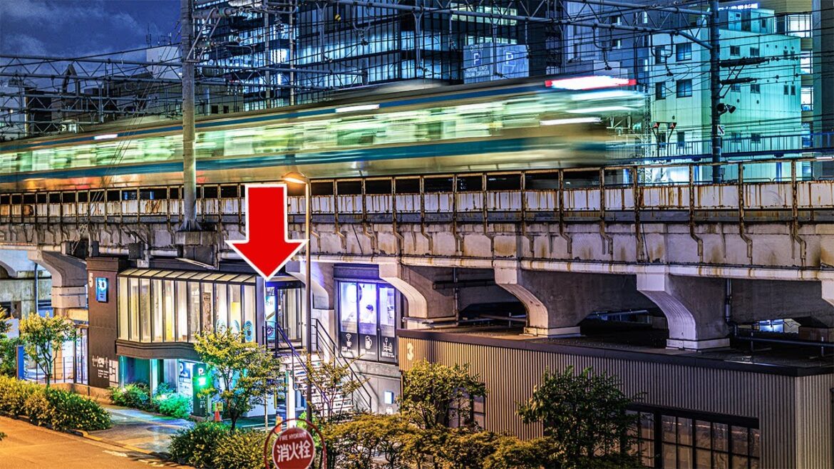 🚆𝙎𝙩𝙖𝙮 𝙖𝙩 𝙖 𝙝𝙤𝙩𝙚𝙡 𝙞𝙣 𝘼𝙠𝙞𝙝𝙖𝙗𝙖𝙧𝙖 𝙗𝙪𝙞𝙡𝙩 𝙪𝙣𝙙𝙚𝙧 𝙖 𝙝𝙪𝙜𝙚 𝙚𝙡𝙚𝙫𝙖𝙩𝙚𝙙 𝙧𝙖𝙞𝙡𝙧𝙤𝙖𝙙