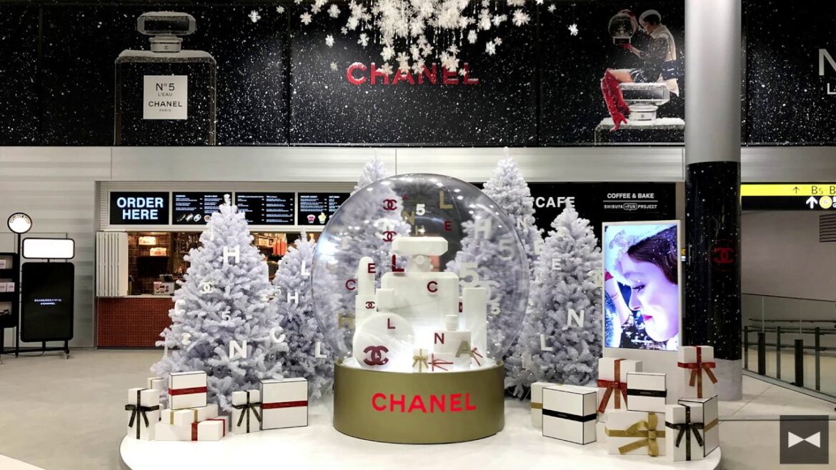渋谷駅東口地下広場｢CHANEL｣スノードーム ｢N°5｣