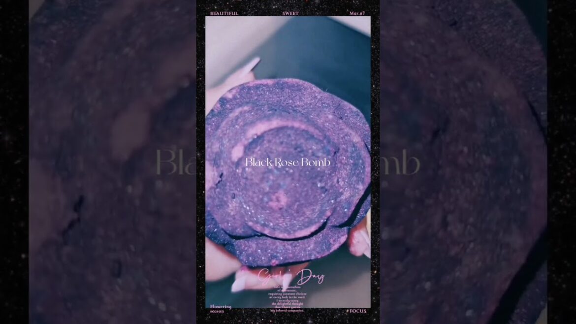 【#lush #hbd #present 】誰かを愛する人にも、自分自身を愛する人にもふさわしい。目に映る妖艶に絡み合う色彩は、美しいラブストーリーに綴られた愛の魔法。