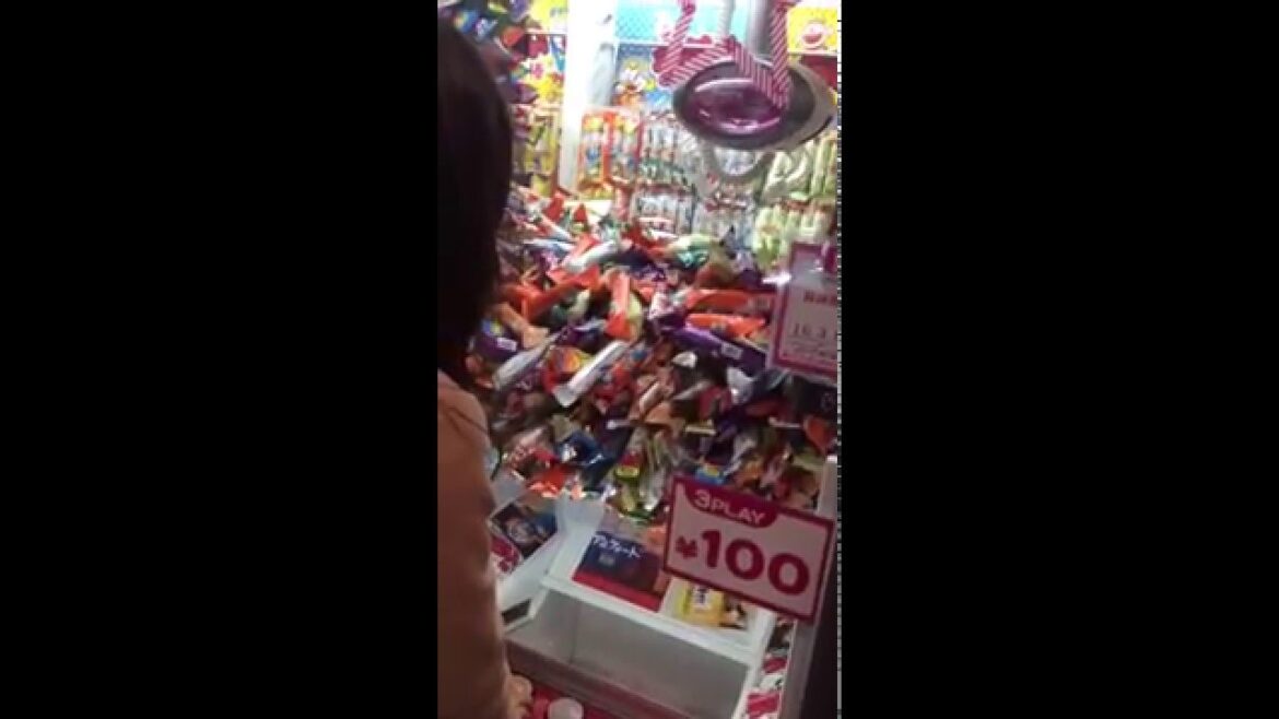 Twitterで話題のクレーンゲームでうまい棒を大量獲得した女子高生