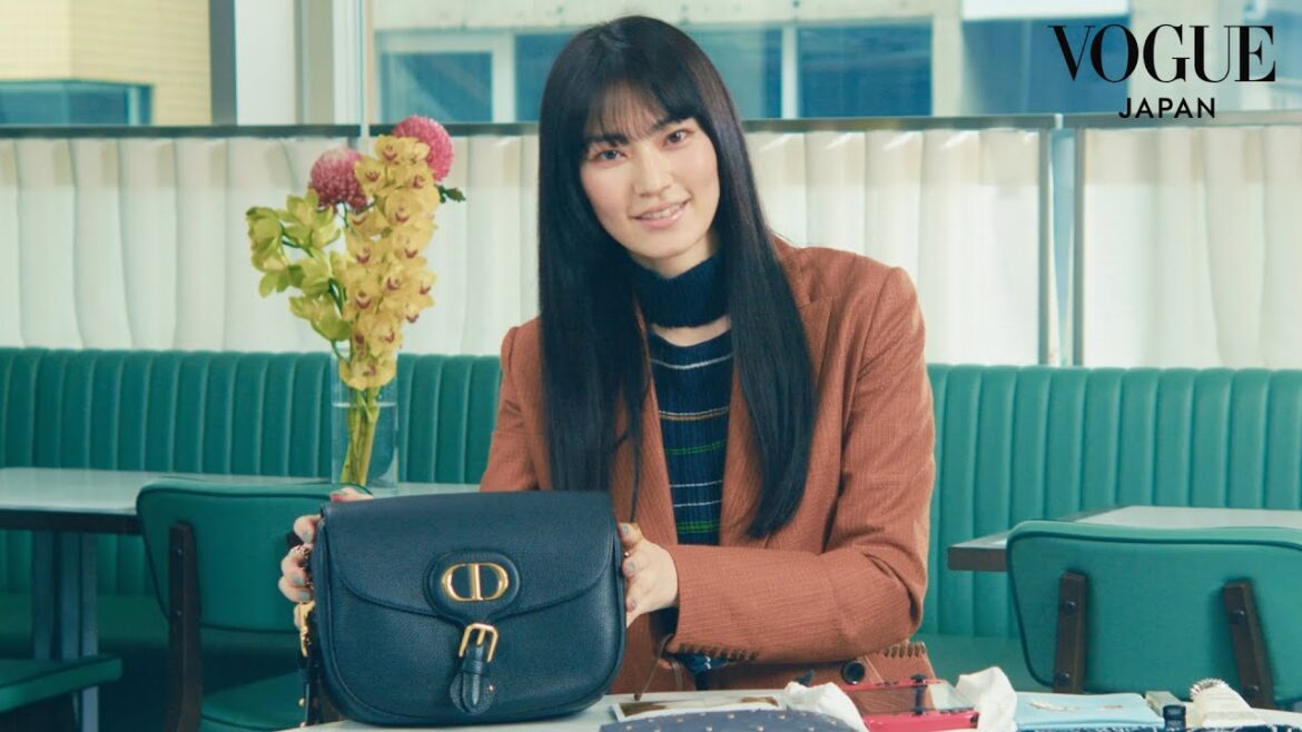 江原美希のバッグの中身は？ クロミちゃんやアシッドブラックチェリーなど、"好き"があふれるアイテムたち。 | In The Bag | VOGUE JAPAN