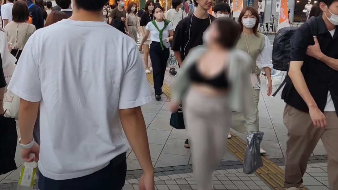 ブラジャー丸見えで街を歩く女性　東京街ブラ