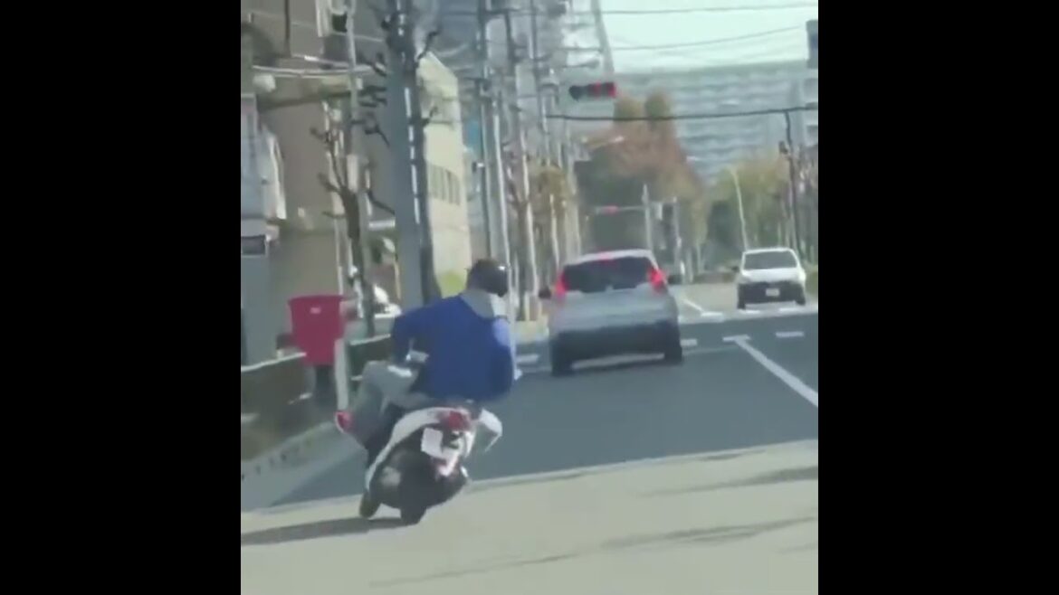 【煽り運転】前でイキった運転をしてるバイクが自爆する