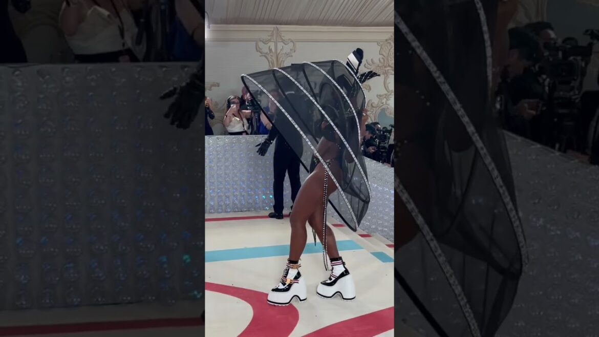 Janelle Monáe: The Legend & The Moment 👏🏾🔥😮‍💨 #Shorts #MetGala #MetGala2023 #JanelleMonáe