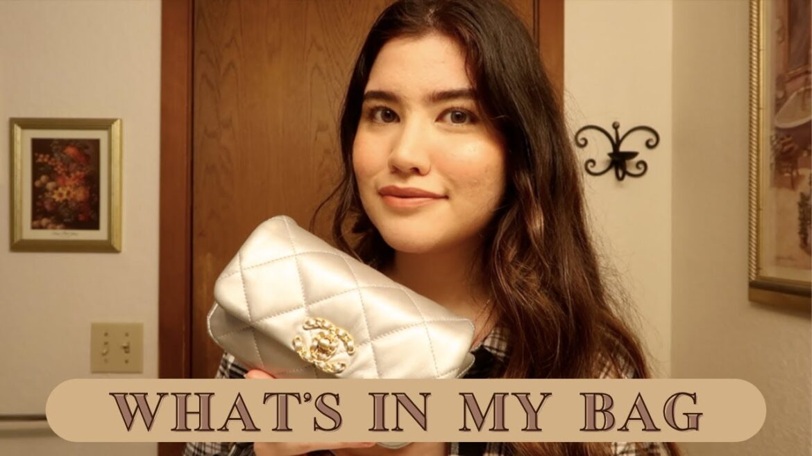 WHAT'S IN MY BAG: CHANEL 19 WAIST BAG