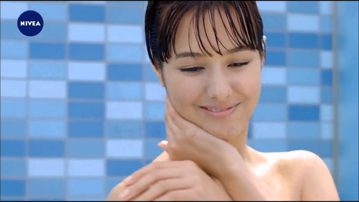 浦浜アリサＣＭ　ニベア花王　ニベア　インシャワーボディローション