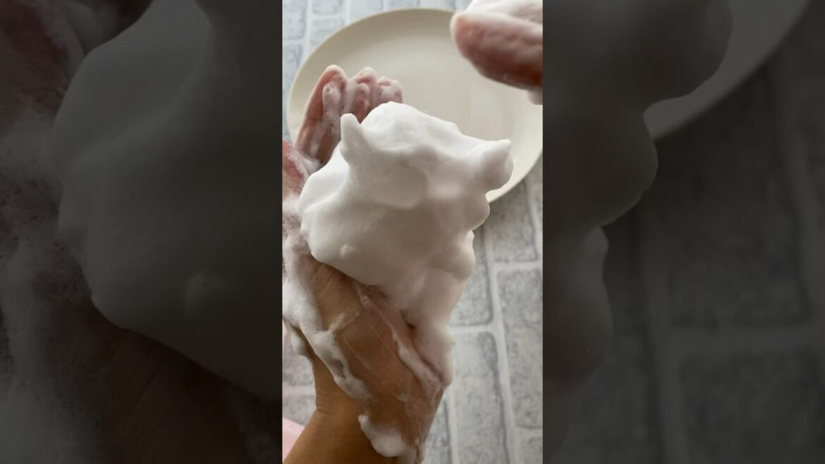 ナイーブ×ちいかわのボディーソープみつけたので泡でちいかわ作ってみたwお皿に乗るほど大きいの作る予定だったけど…#shorts