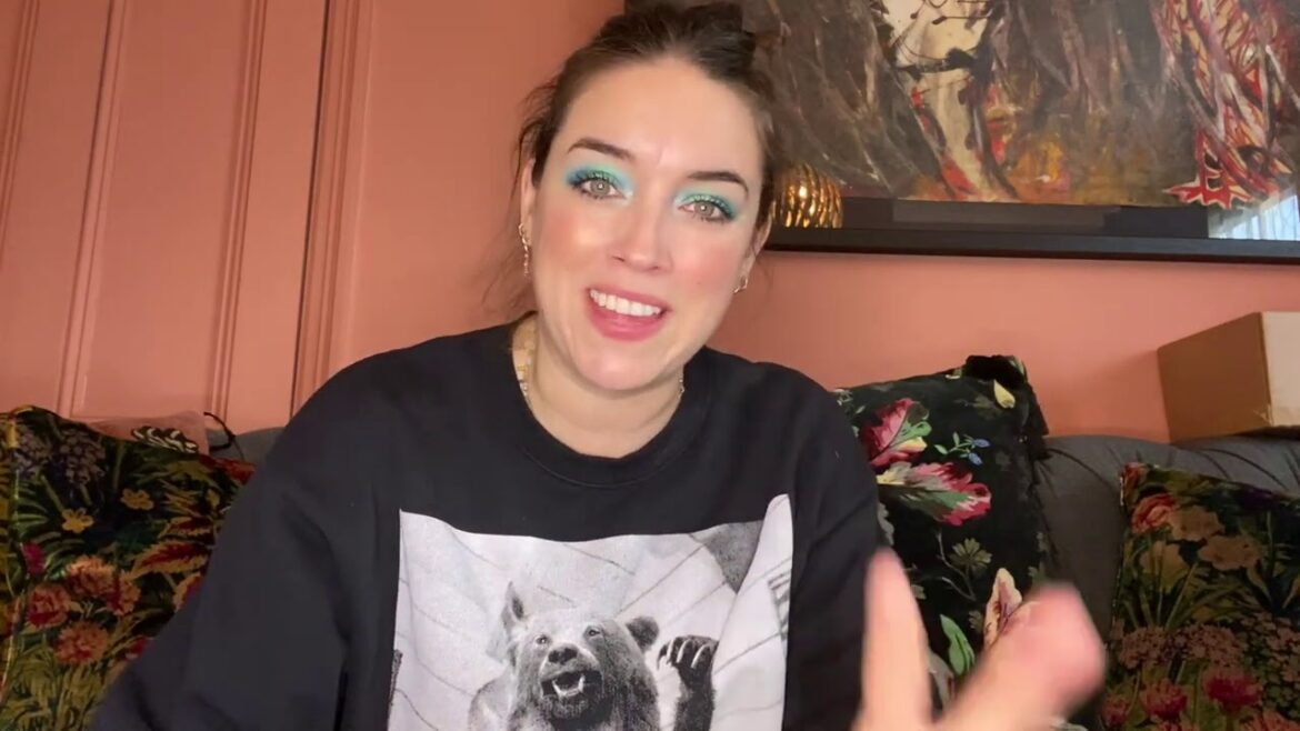 Lisa Takes stuff out of boxes Ep40. My weekly PR unboxing