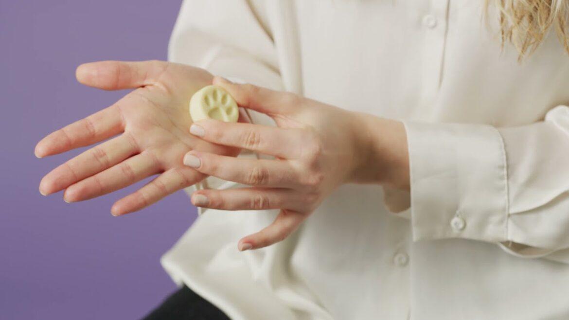 How to Use  ハンド&ボディローション『チャリティポット コイン』｜LUSH ラッシュ