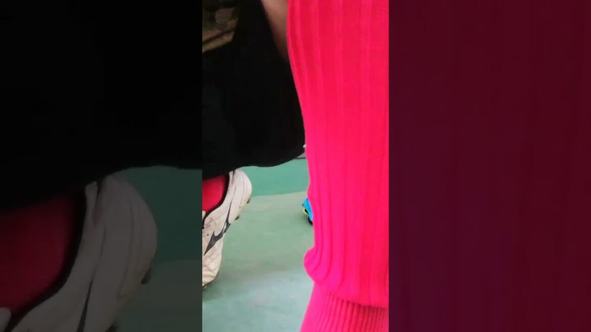 サッカーの服に着替えて行く
