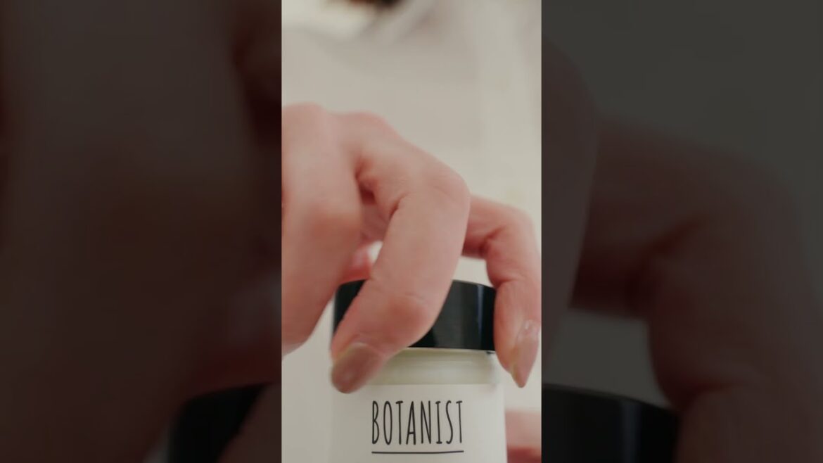毛先まで集中補修しながら理想の濡れ髪へ【BOTANIST ヘアバーム】 #shorts