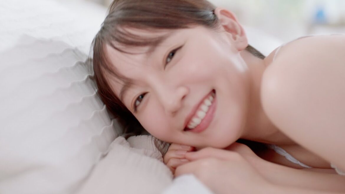 吉岡里帆、ベッドで寝返り美肌でつるりとした肩を披露／「ニベア クリームケア ボディウォッシュ Ｗ保水美肌」CM＋メイキング・インタビュー
