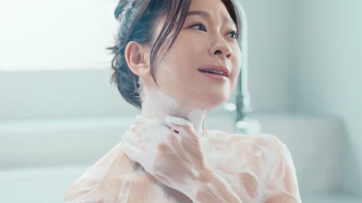 篠原涼子、田中圭、橋本環奈出演／花王「ビオレ ザ ボディ ととのい肌」新CM「肌一面の水ツヤ」篇