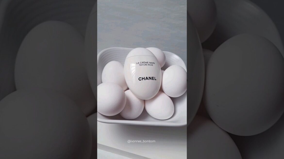 there is an intruder #chanel #chanelbeauty #lacrememain #chanellacrememain #chanelhandcream