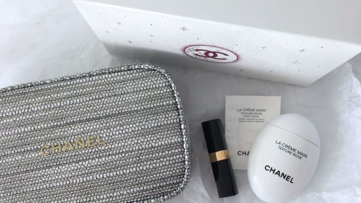 Convert Pouch to Handbag in 1 Minute | Chanel Beauty Holiday 2022 Convert Pouch to Handbag in 1 Minute | Chanel Beauty Holiday 2022