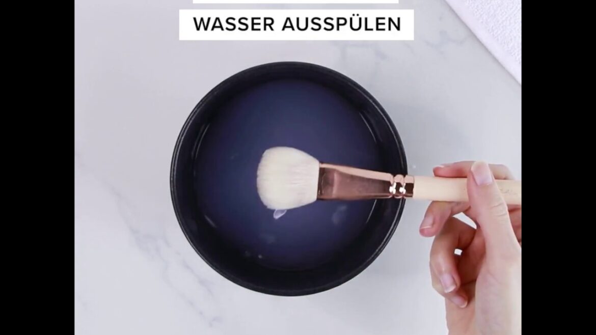 Kosmetikpinsel reinigen mit Dr. Bronner's 18-IN-1 Naturseife
