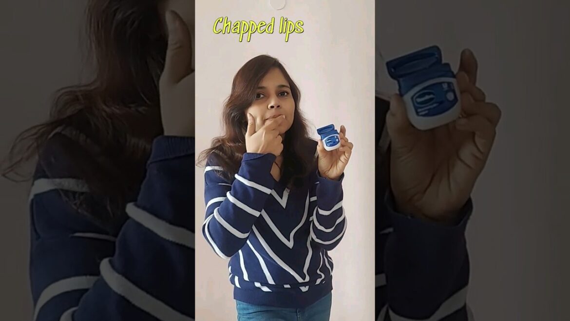 अगर होठ फट रहे हैं तो Vaseline #ytshorts #lipbalm #skincare #vaselinepetroleumjelly #vaseline