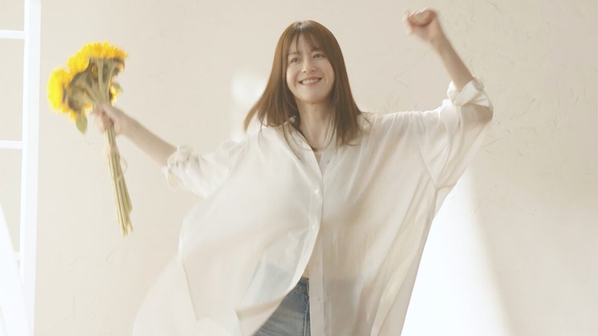 松本若菜、ヒマワリを持ってノリノリに！　セリフ練習に没頭する貴重な姿も　「ディアボーテ HIMAWARI Bloom d'Or」新CMメーキング＋インタビュー