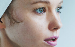 黒トップスを「色っぽく変える」 合わせて浮かないリップの色