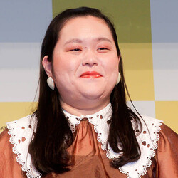 
          ぼる塾・田辺智加「相性がすごくいい」リップメイクの仕上げに愛用！イエロー×ピンクの信頼リップ
        