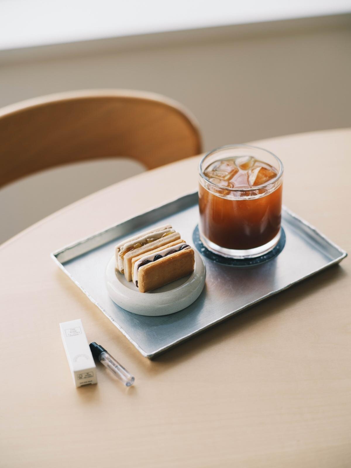 「“ザ・ローズ” バターサンドイッチ(2種各1個)」とドリンクセット 1,900円