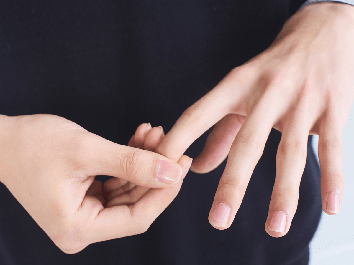 ハンドクリーム塗り方　爪先も忘れずに