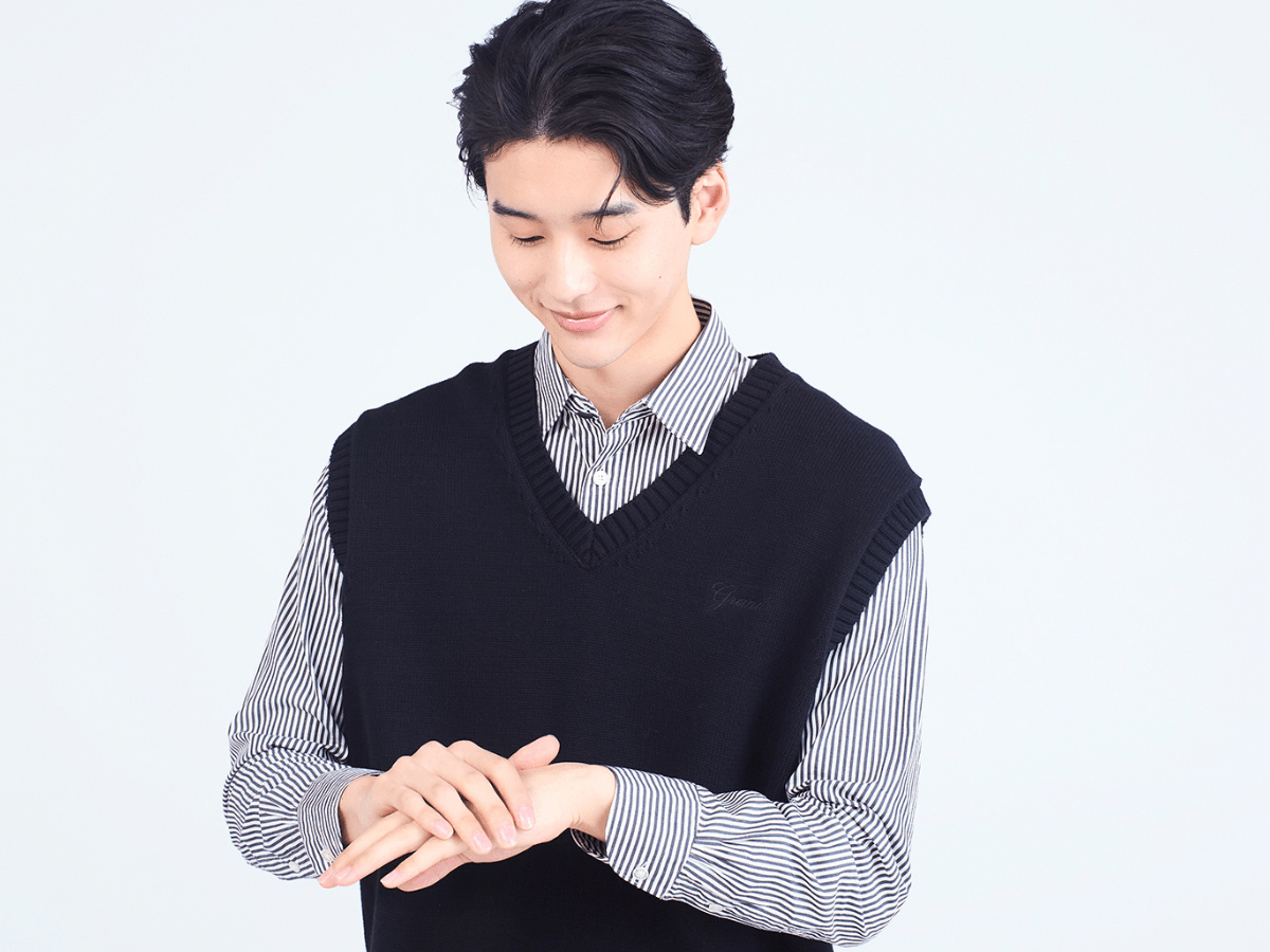 ハンドクリームを手の全体に塗っている所作