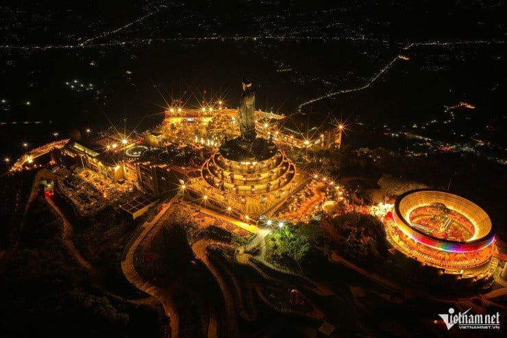 バデン山の夜の印象的な宗教空間。