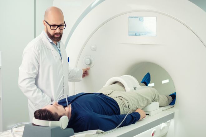 マグネットネイルはダメ?カツラに肌着も… MRIでNGなもの MRIのイメージ