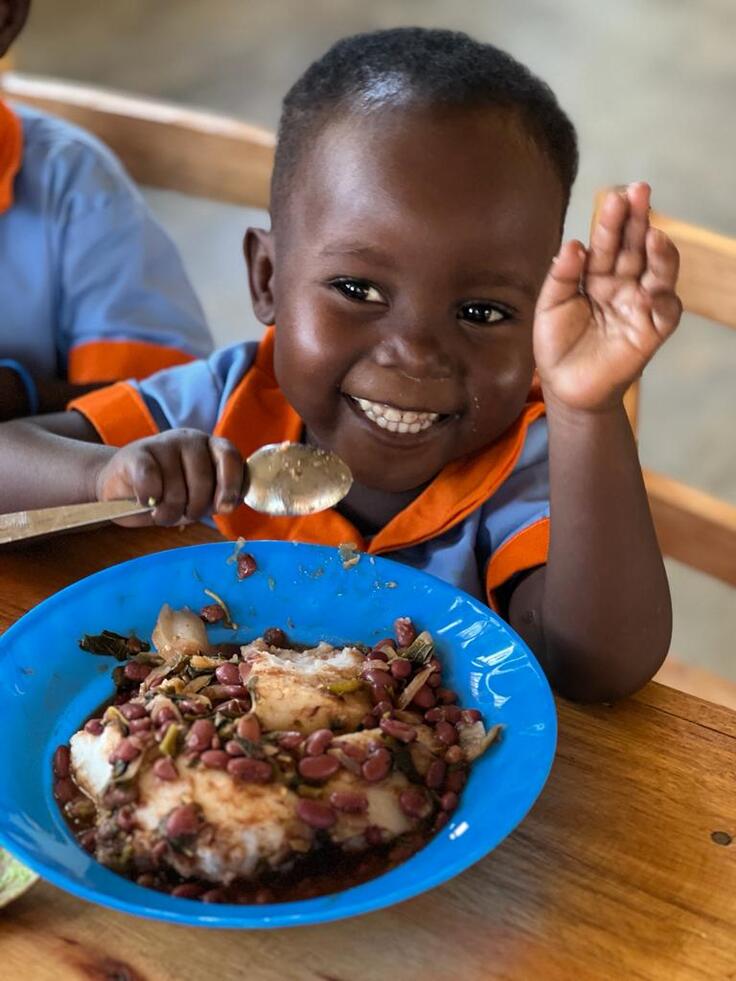 素敵な笑顔でご飯を食べる子供