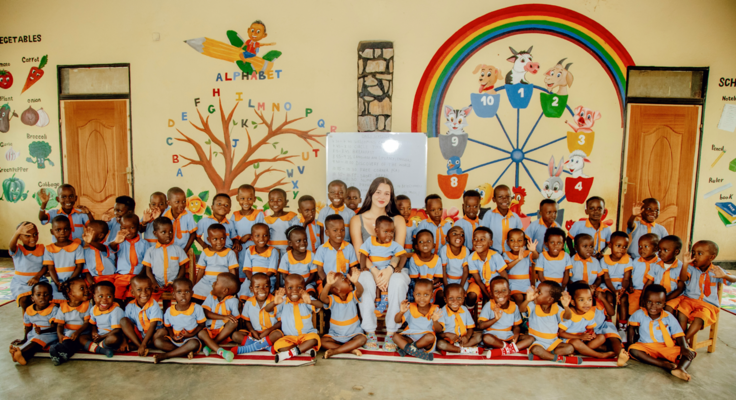 幼稚園の責任者Danniさんと子供達