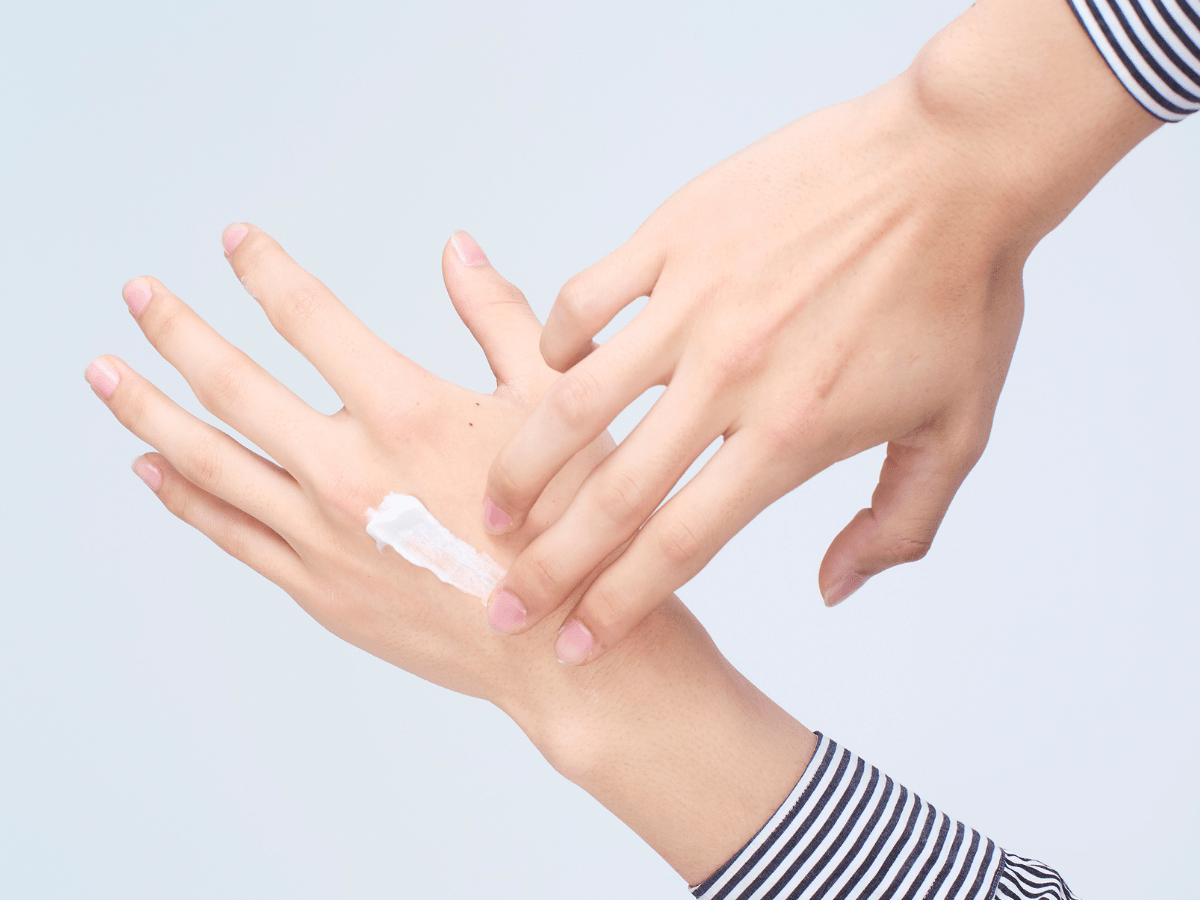 ハンドクリーム　塗っている仕草