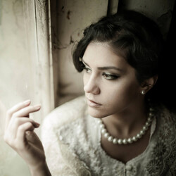 気軽に連絡先なんて聞けない!ガードが堅そうな女性の特徴9パターン