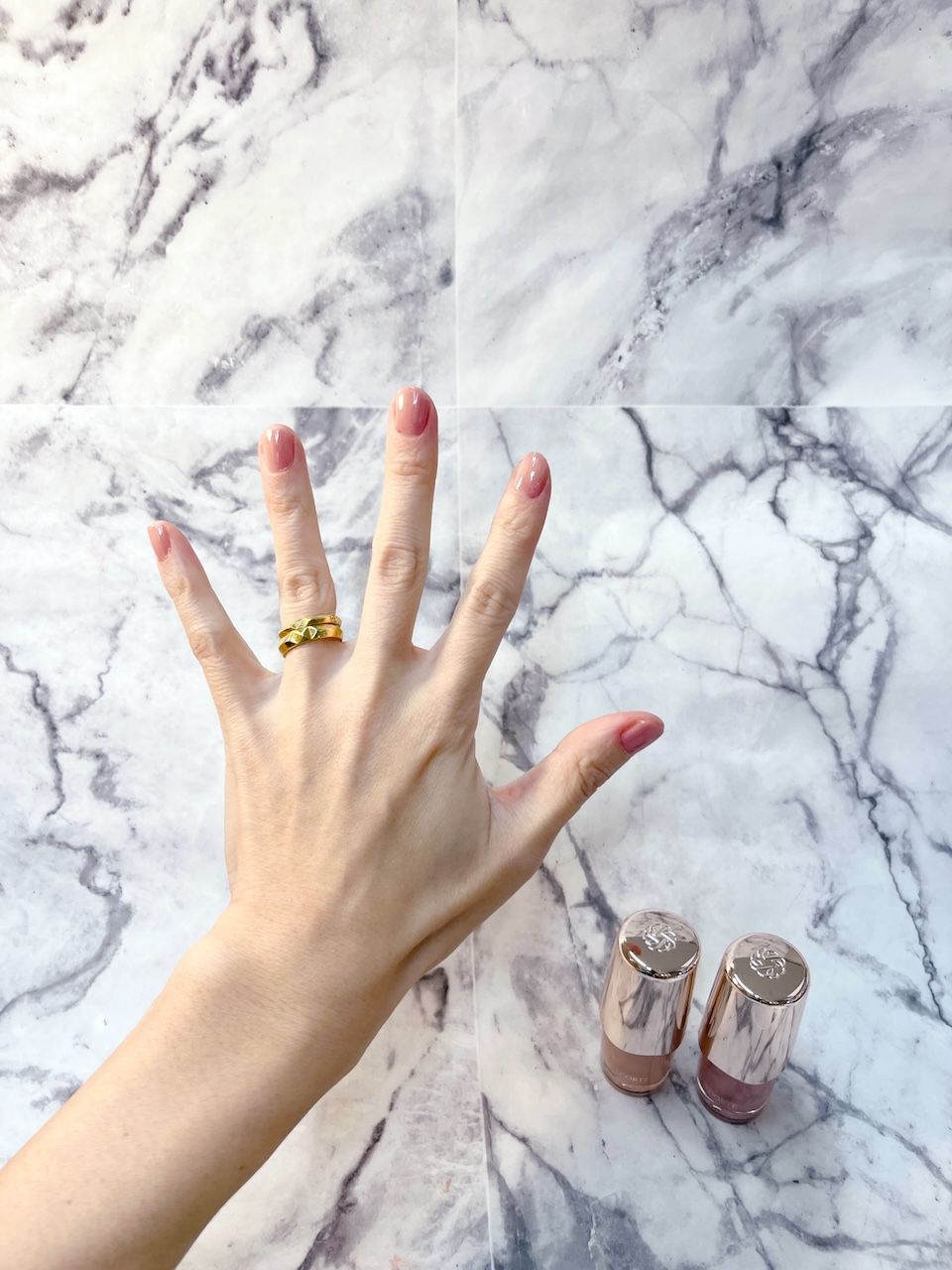 「ラテピンク」を一度塗りの状態。「スキニフィック ネイルラッカー」各¥3300／COSME DECORTÉ（コスメデコルテ）