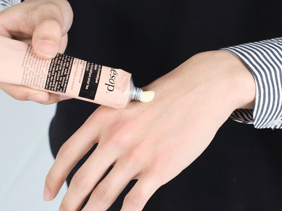 ハンドクリーム塗り方　手の甲に適量取り出す