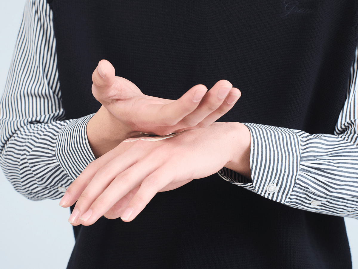 ハンドクリーム塗り方　手の甲を合わせる