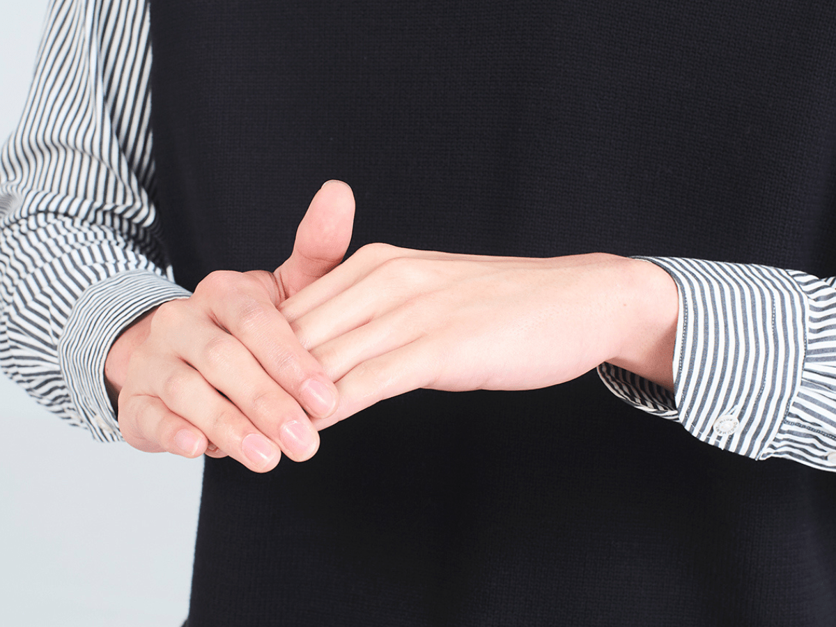 ハンドクリーム塗り方　手のひらに伸ばす