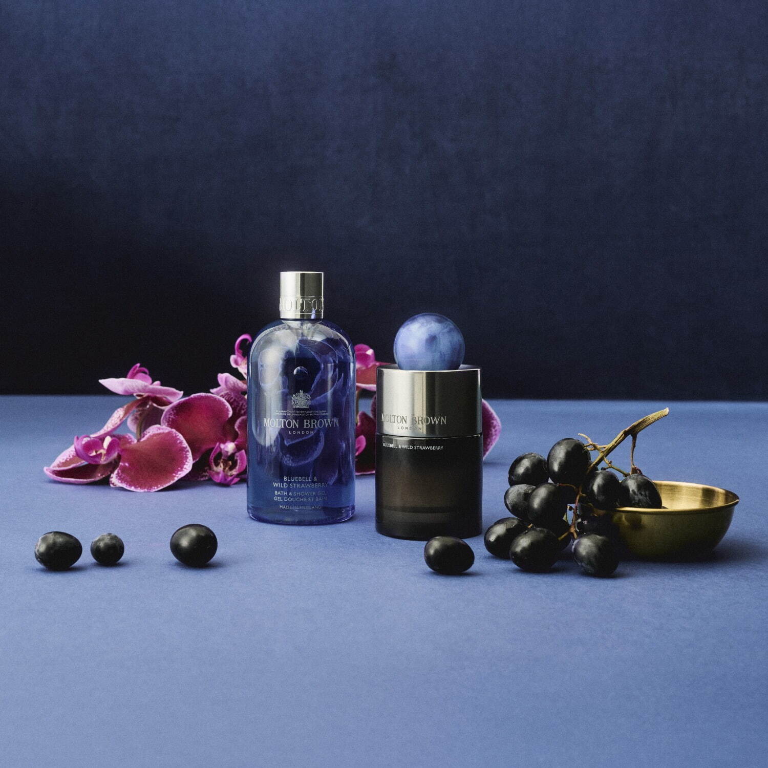 (左から)バス&シャワージェル 300mL 4,840円<新製品>、オードパルファン 100mL 27,500円<新製品>