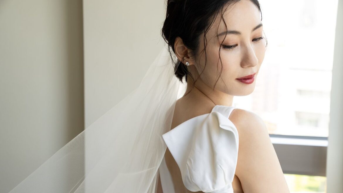 徹底した肌磨きで輝くボディに。美肌研究家ソンミが叶えたウェディングドレスに映える全身美肌のつくり方 | Vogue Japan