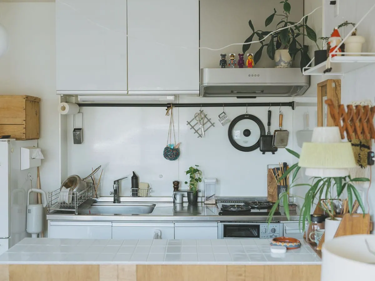 植物や雑貨を飾って楽しむキッチン