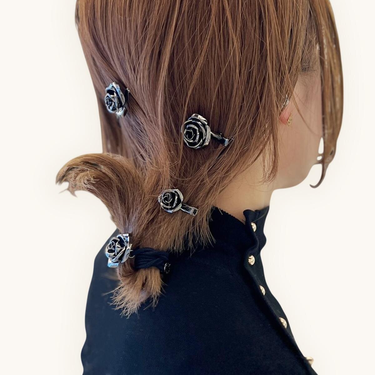 「THBT ローズ メタル ボビー ピン セット オブ 3」13,200円 「THBT ローズ メタル ポニー」8,800円 「THBT ローズ メタル クリップ L」7,700円