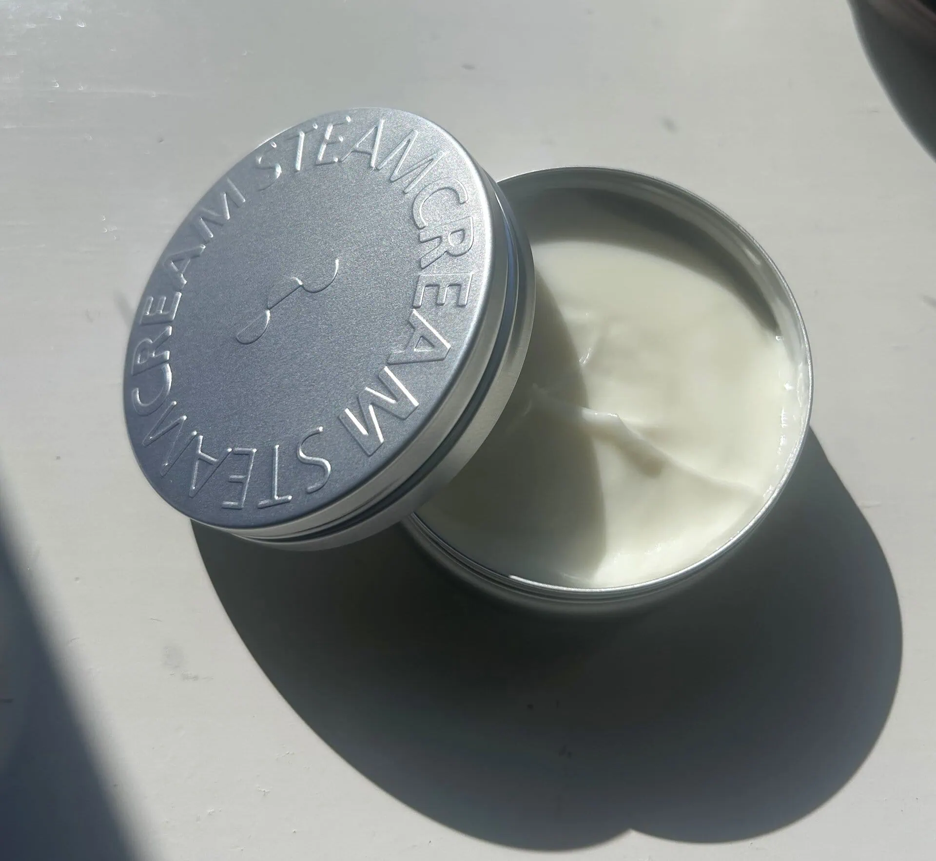 ピュアスチーム製法で作られたSTEAMCREAM（スチームクリーム）のなめらかなテクスチャー