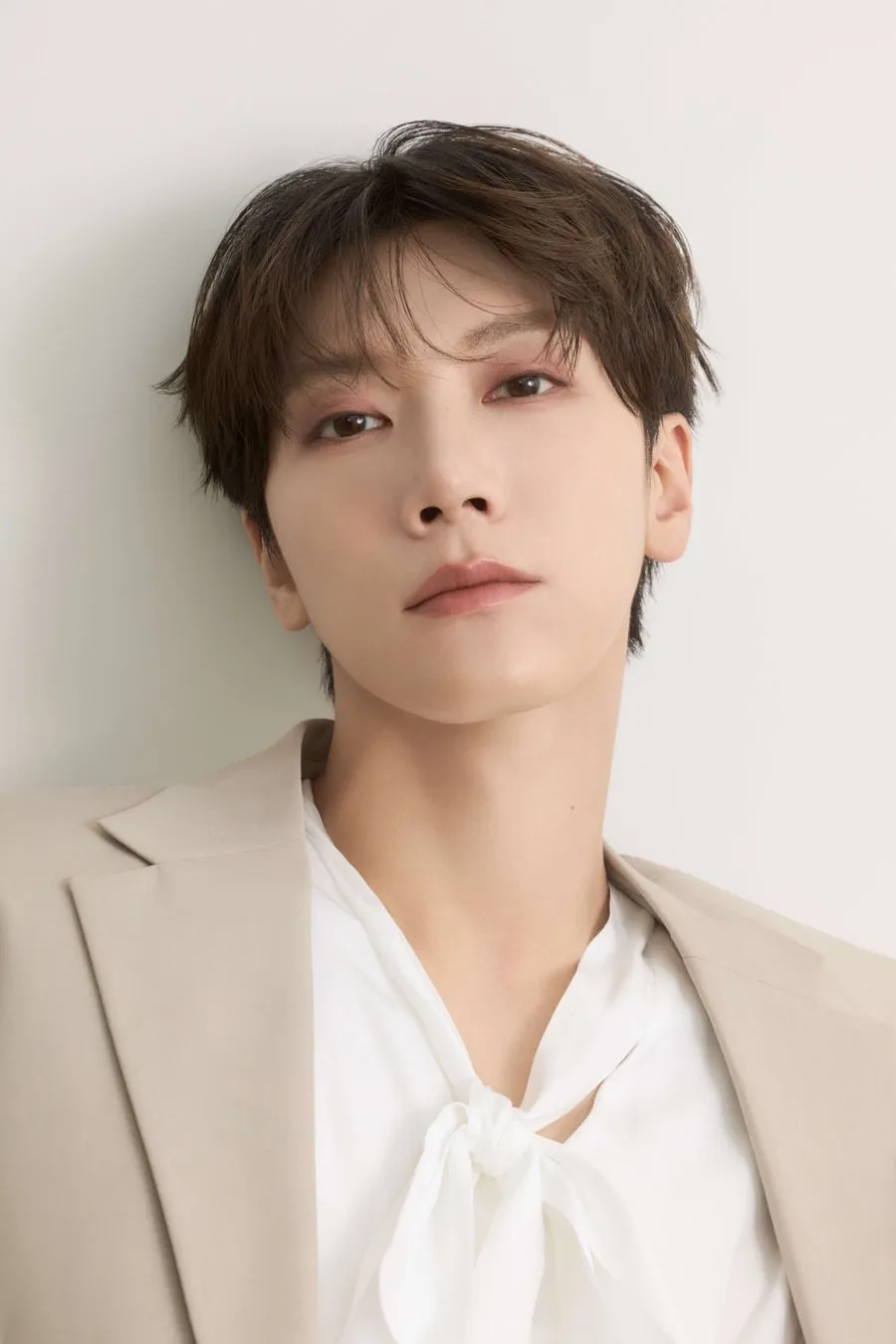 男性がベージュのジャケットを着て白いシャツを着たポートレート