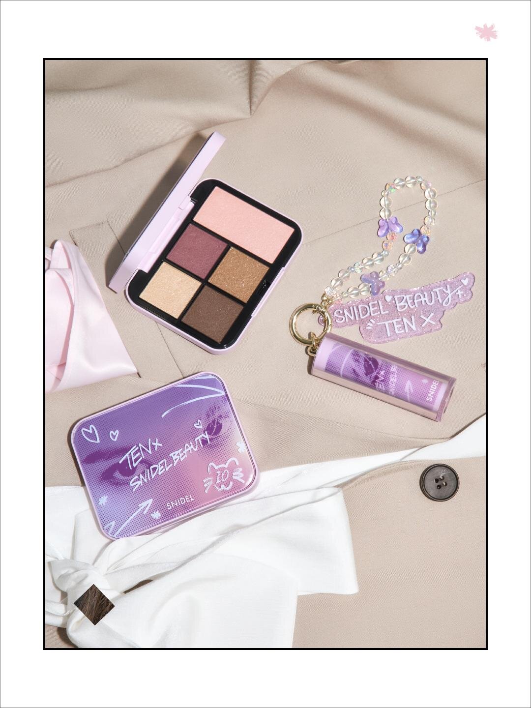 「スナイデル フェイス スタイリスト n」EX05 My Butterfly 7,480円＜限定品＞ 「スナイデル メルティング カラー バーム リミテッド キット T」EX01 If You Love Me 4,950円＜限定品＞ ※オリジナルチャームとセット価格