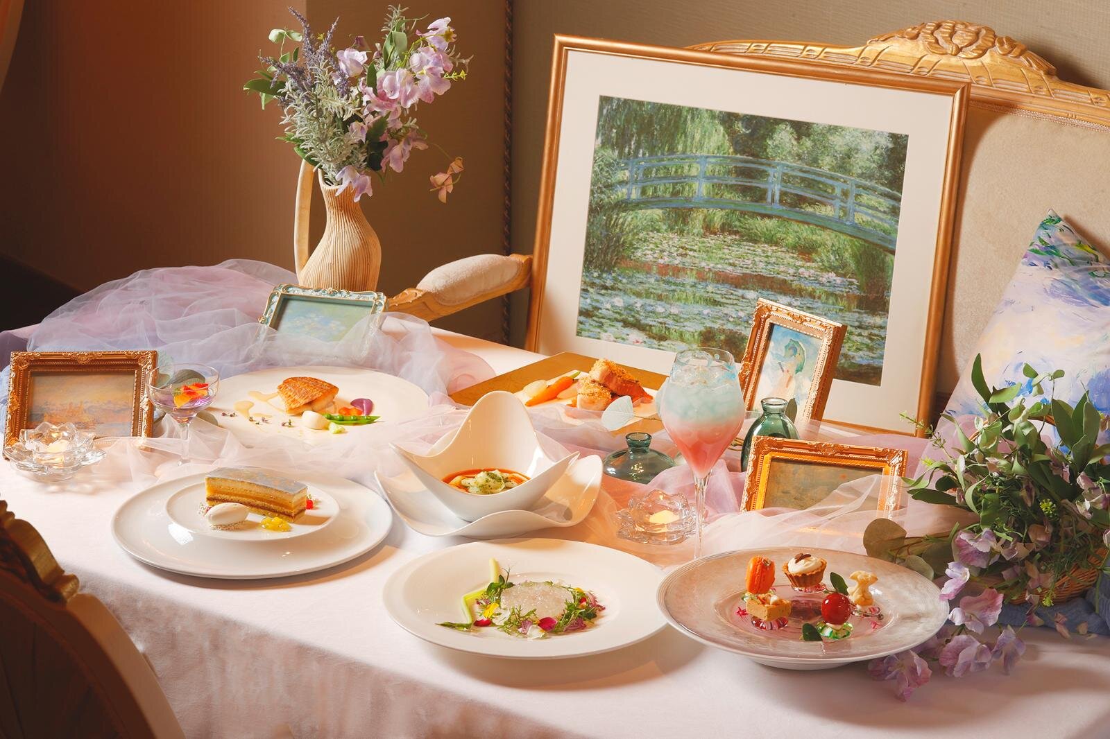 「モネとジヴェルニーの庭へ～移ろいの色彩～」 ランチ限定コース 9,020円/ランチ限定特別装飾席 10,230円 プレミアムコース 11,220円/プレミアム特別装飾席 12,430円