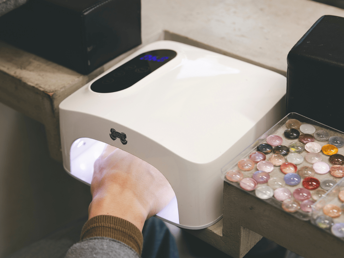 UVライトでジェルを硬化